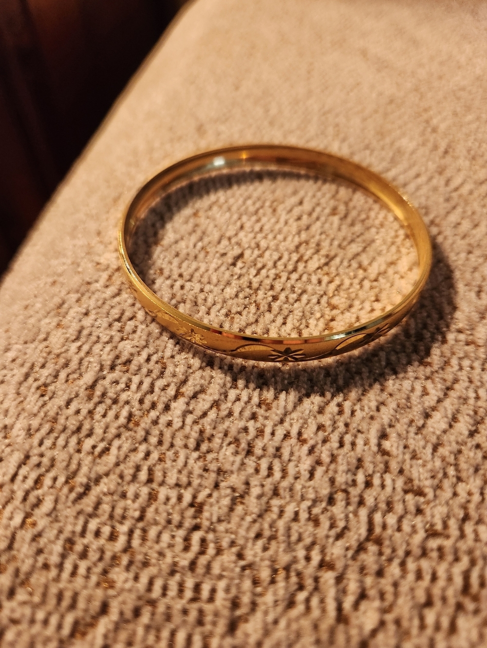VINTAGE DIAMOND CUT GOLDTONE BANGLE BRACLET